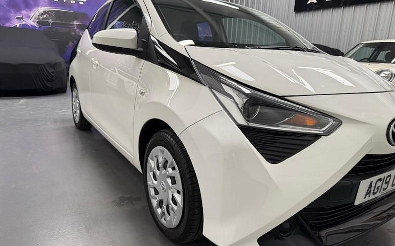 Used Toyota Aygo X-play 72 HP (52 kW) 2019 White Hatchback