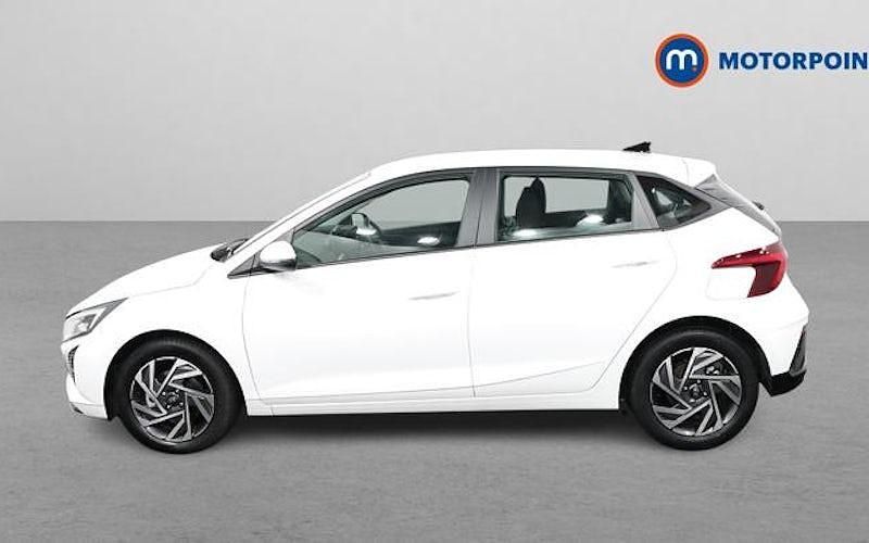 Used Hyundai i20 Advanced 101 HP (74 kW) 2024 White Hatchback