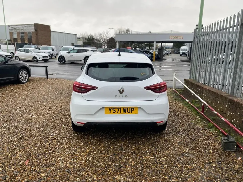Used Renault Clio Iconic 90 HP (66 kW) 2022 White Hatchback