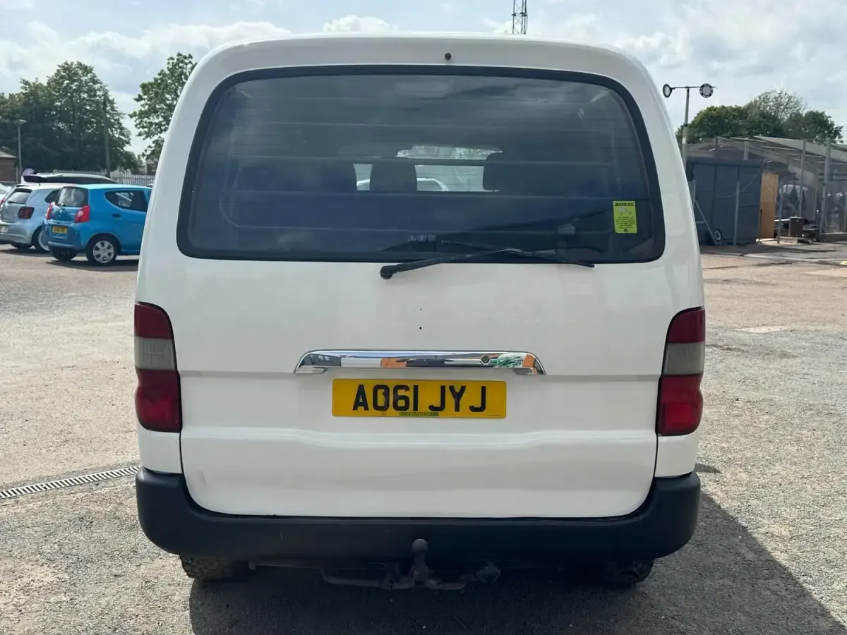 Used Toyota HiAce 95 HP (69 kW) 2011 White Van