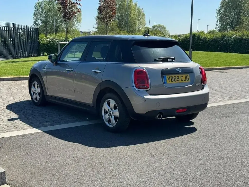 Usado Mini Cooper Classic 136 HP (100 kW) 2020 Prateado Citadino
