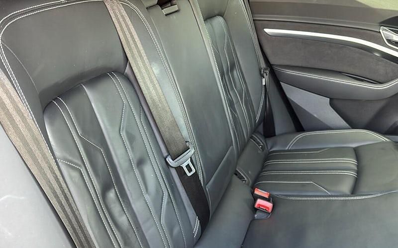 Used 2022 Audi e-tron Black Edition SUV | £26,699 (Fair price) - Image 1/4