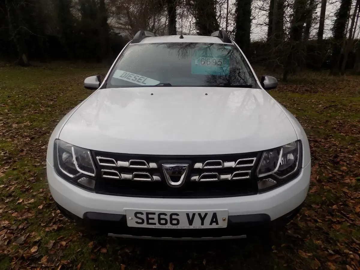 Used Dacia Duster Lauréate 110 HP (80 kW) 2017 White SUV