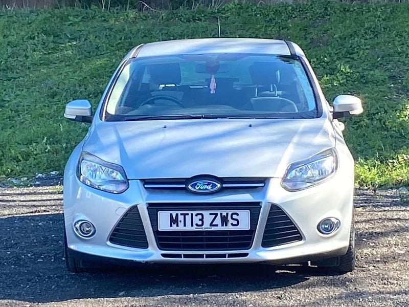 Usado Ford Focus Zetec 115 HP (84 kW) 2013 Prateado Citadino