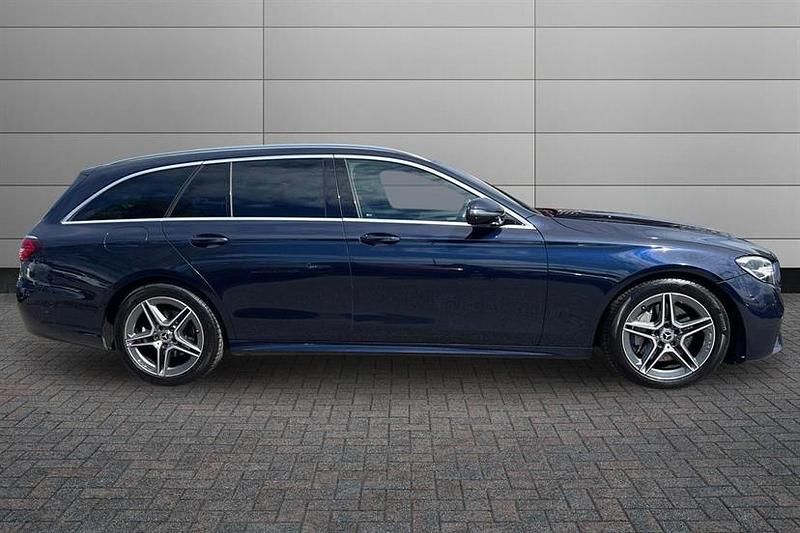 Usado Mercedes E200 AMG line 200 HP (147 kW) 2022 Azul Carrinha