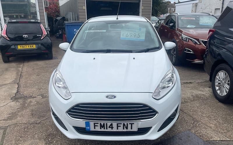 Used Ford Fiesta Zetec 105 HP (77 kW) 2014 White Hatchback