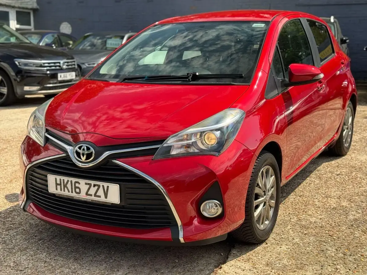 Used Toyota Yaris 99 HP (72 kW) 2016 Red Hatchback