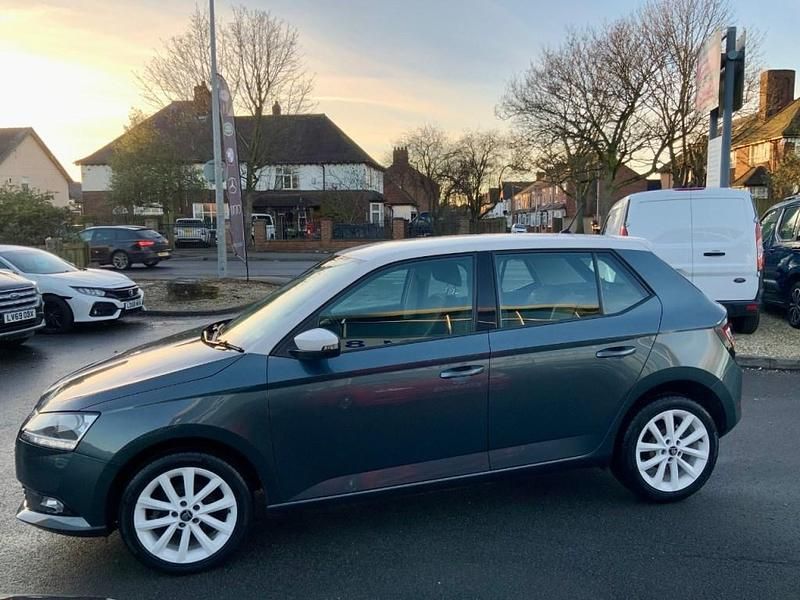 Usado Skoda Fabia Colour Edition 75 HP (55 kW) 2019 Cinzento Citadino
