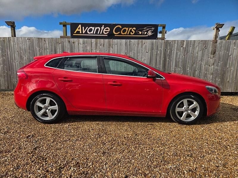 Used Volvo V40 SE 115 HP (84 kW) 2012 Red Hatchback