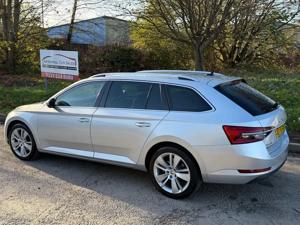 Usado Skoda Superb SE L 2020 Plateado Familiar
