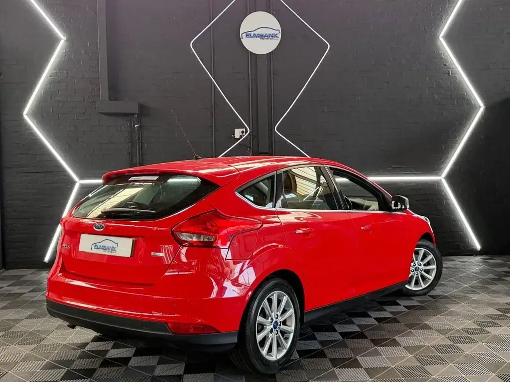 Used Ford Focus Titanium 125 HP (91 kW) 2014 Red Hatchback