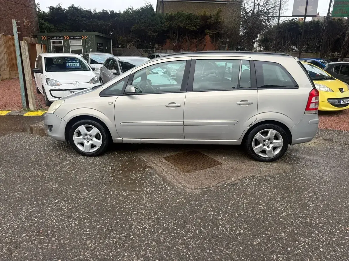 Begagnad Vauxhall Zafira 150 HK (110 kW) 2008 Beige Minibuss