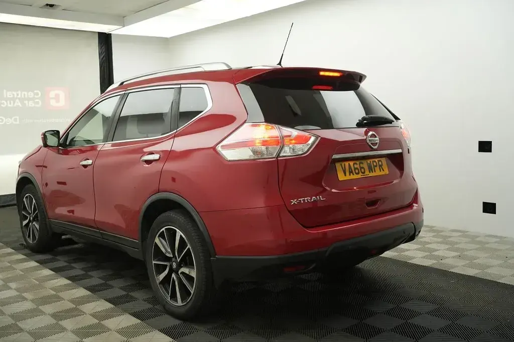 Used Nissan X-Trail Tekna 130 HP (95 kW) 2017 Red SUV