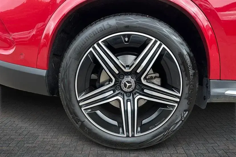Used Mercedes GLC300 AMG Line Premium 269 HP (197 kW) 2025 Patagonia red Estate