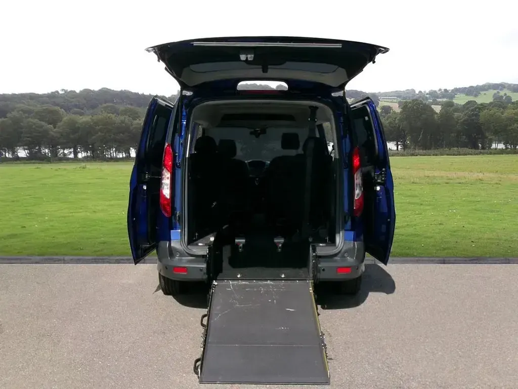 Used Ford Grand Tourneo Connect Zetec 120 HP (88 kW) 2019 Blue MPV