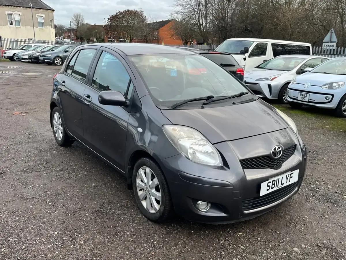 Begagnad Toyota Yaris 69 HK (50 kW) 2011 Grå Halvkombi