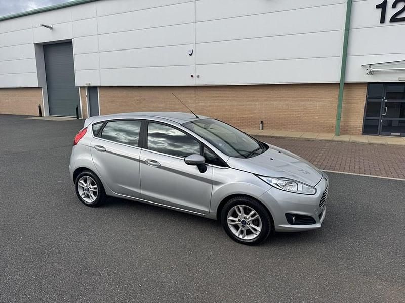 Used Ford Fiesta Zetec 75 HP (55 kW) 2015 Silver Hatchback