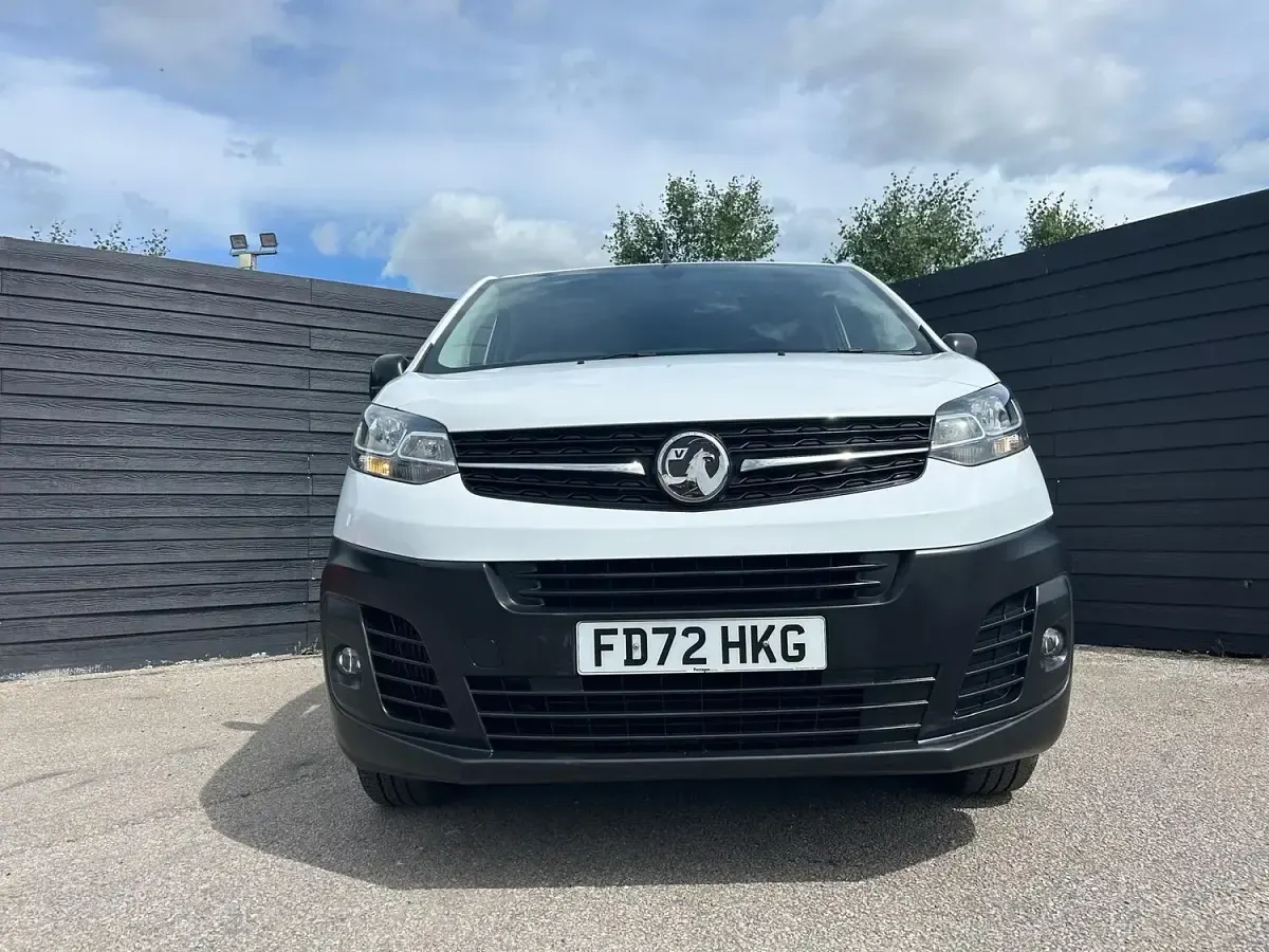 Used Vauxhall Vivaro S 100 HP (73 kW) 2022 White MPV