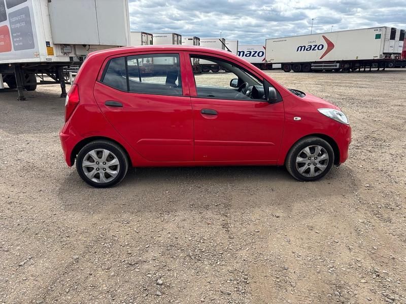 Used Hyundai i10 Classic 85 HP (62 kW) 2012 Red Hatchback