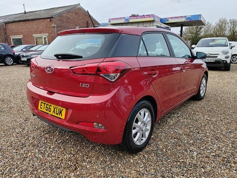 Used Hyundai i20 SE 84 HP (61 kW) 2017 Red Hatchback