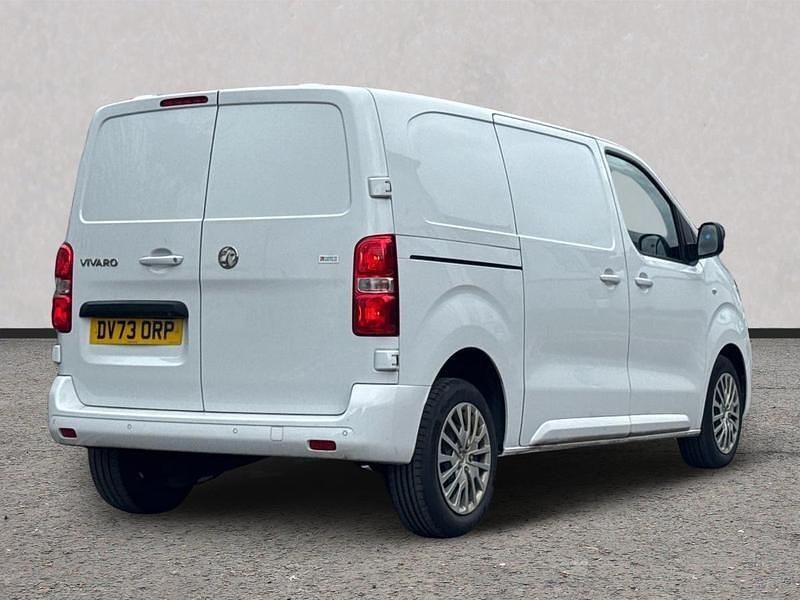 Second-hand Vauxhall Vivaro 100 CP (73 kW) 2023 Alb Monovolum
