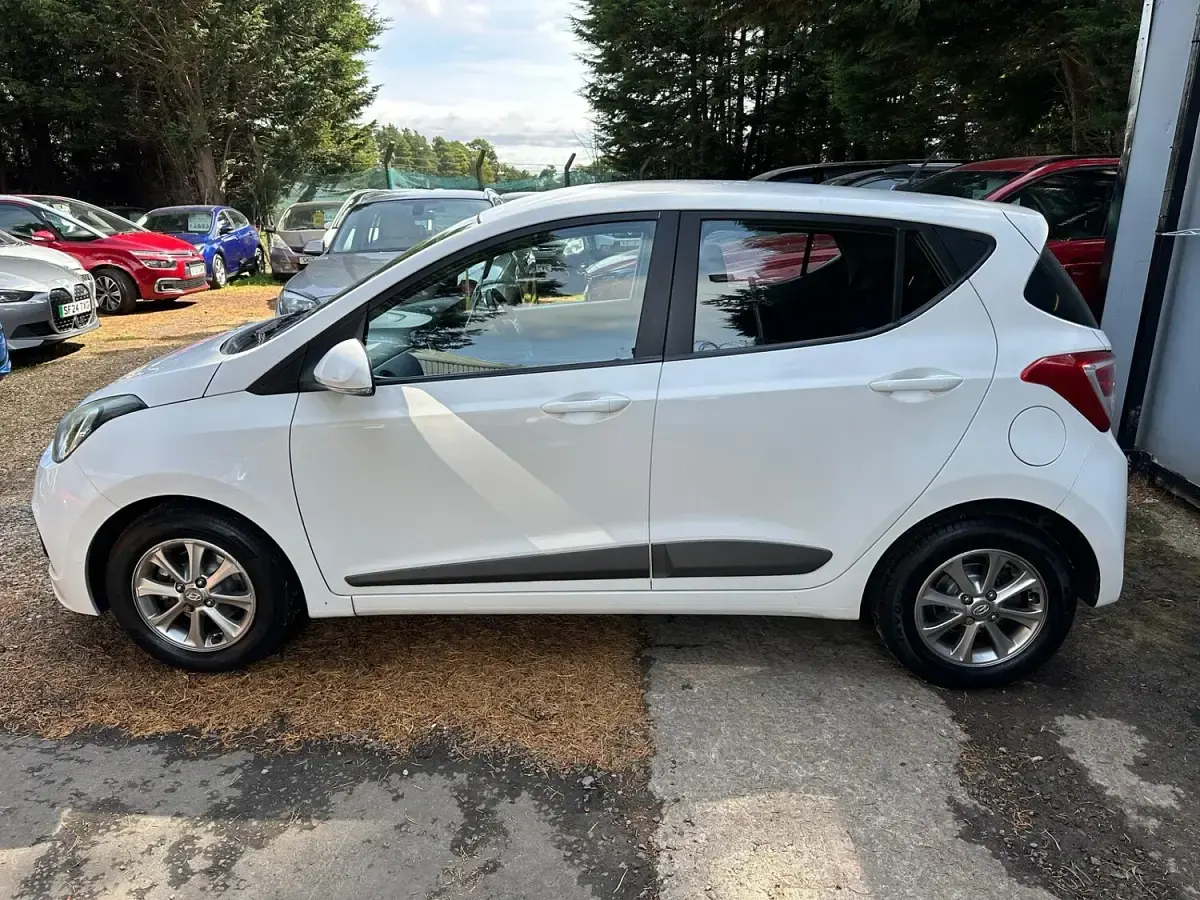 Used Hyundai i10 Premium 87 HP (63 kW) 2014 White Hatchback