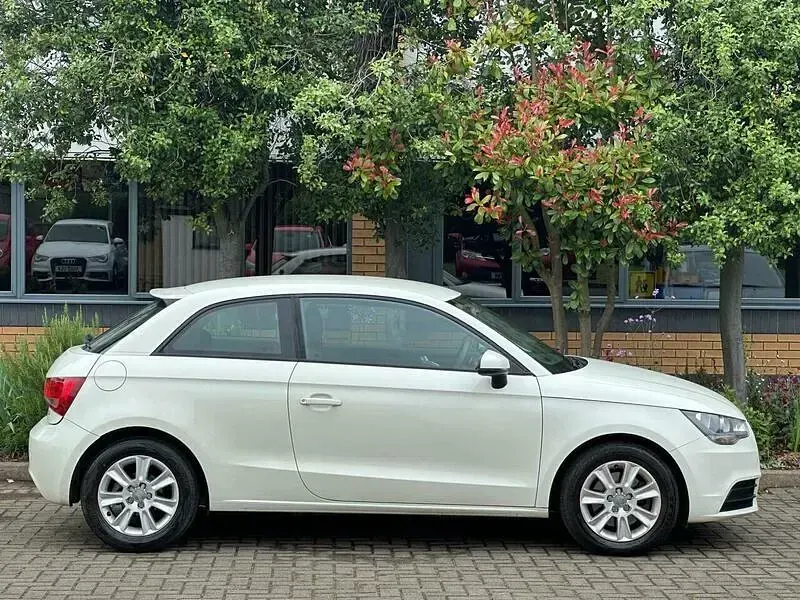 Used Audi A1 Comfort 105 HP (77 kW) 2012 White Hatchback