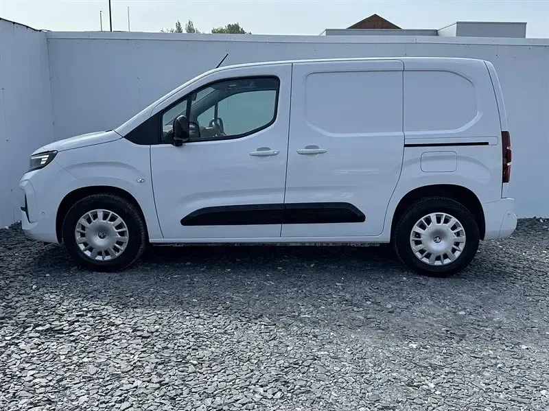 Second-hand Vauxhall Combo 100 kW (136 CP) 2025 Alb Monovolum