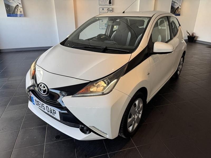 Used Toyota Aygo X-play 69 HP (50 kW) 2015 White Hatchback