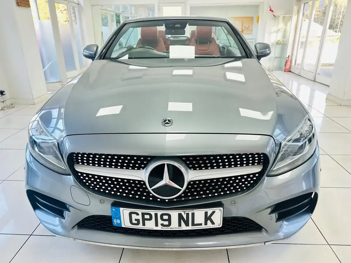 Käytetty Mercedes C300 AMG Line Premium 2019 Harmaa Avoauto