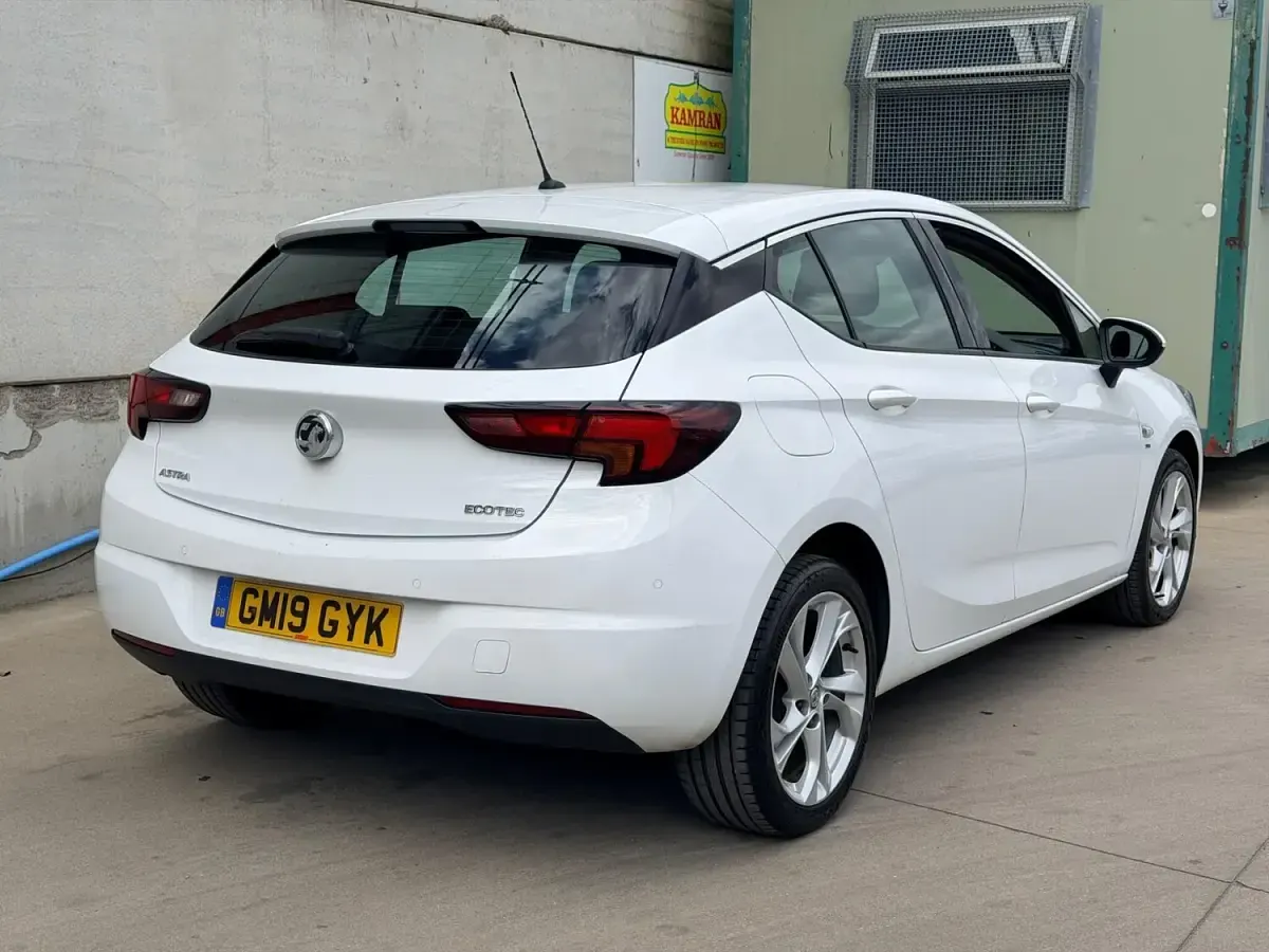 Used Vauxhall Astra SRi 105 HP (77 kW) 2019 White Hatchback
