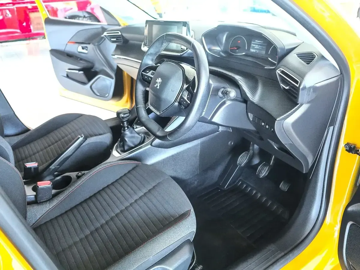 Used Peugeot 208 Active Premium 100 HP (73 kW) 2022 Yellow Hatchback