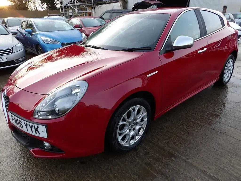 Begagnad Alfa Romeo Giulietta 120 HK (88 kW) 2016 Röd Halvkombi