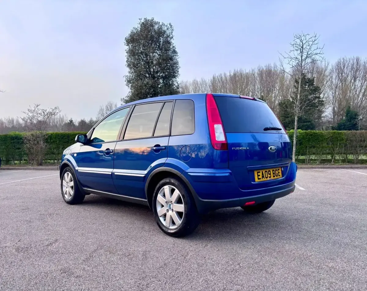 Used Ford Fusion 80 HP (58 kW) 2009 Blue Hatchback