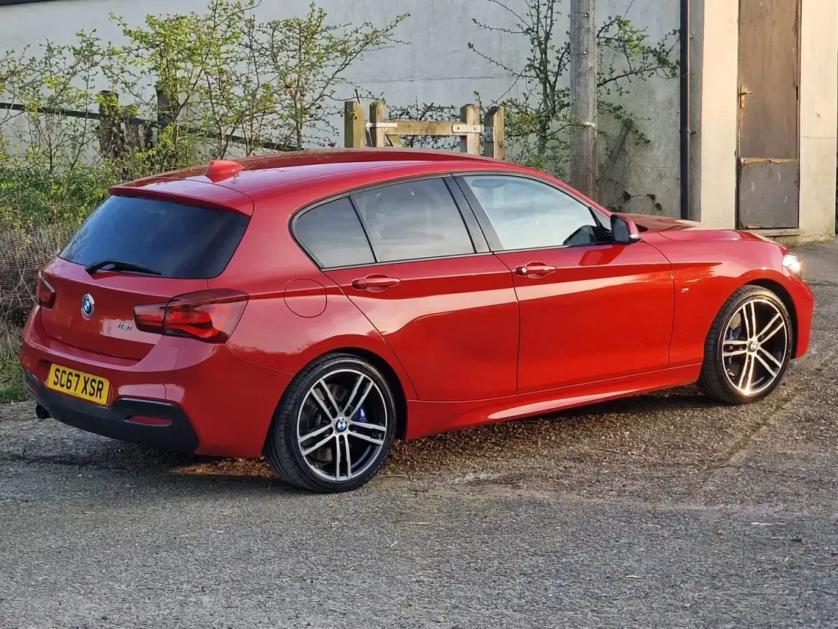 Begagnad BMW 118 Efficient Dynamics 2017 Röd Halvkombi
