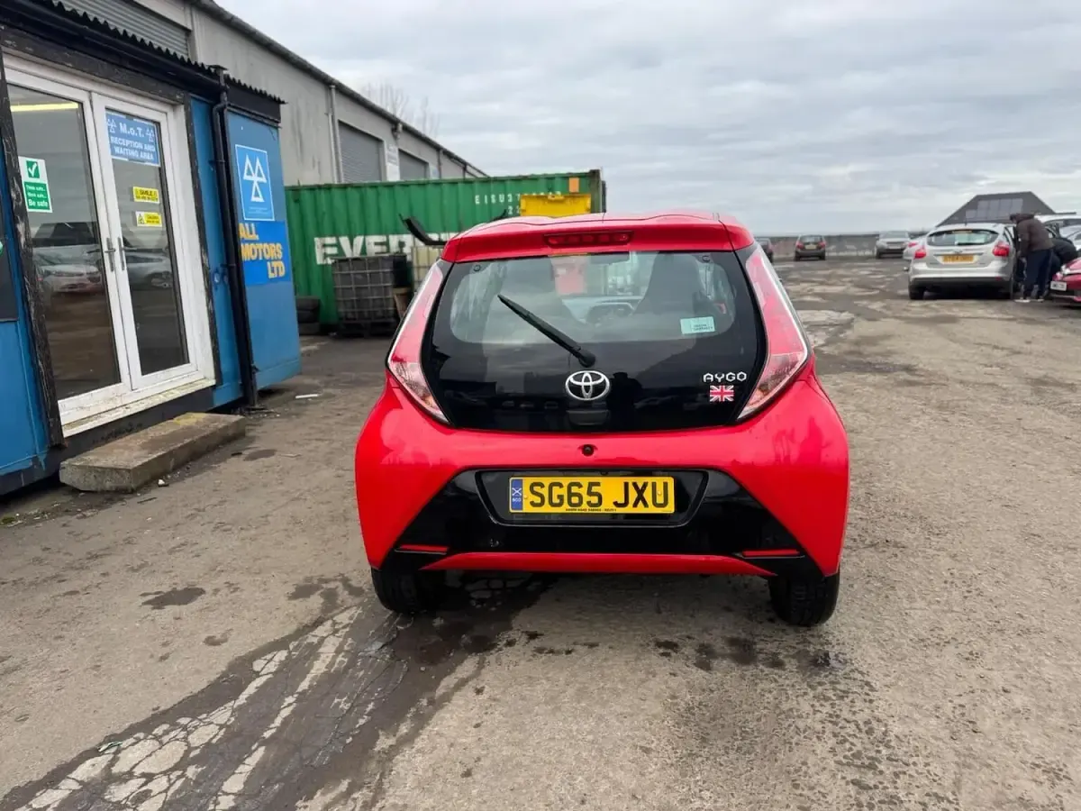 Used Toyota Aygo x-press 69 HP (50 kW) 2015 Red Hatchback
