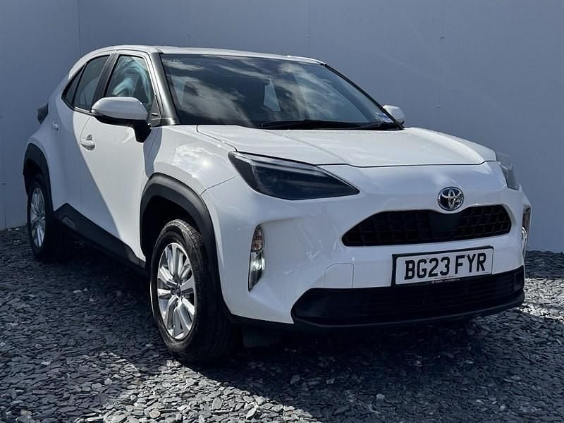 White Used 2023 Toyota Yaris Cross SUV | £16,695 (Expensive) - Image 1/4