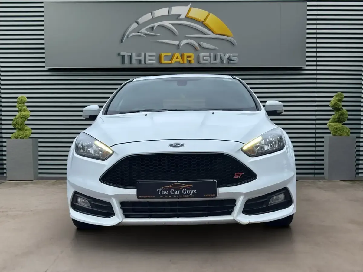 Begagnad Ford Focus ST 185 HK (136 kW) 2017 Vit Halvkombi