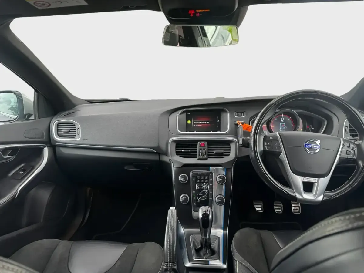 Gebraucht Volvo V40 R-Design 190 PS (139 kW) 2015 Schwarz Kleinwagen