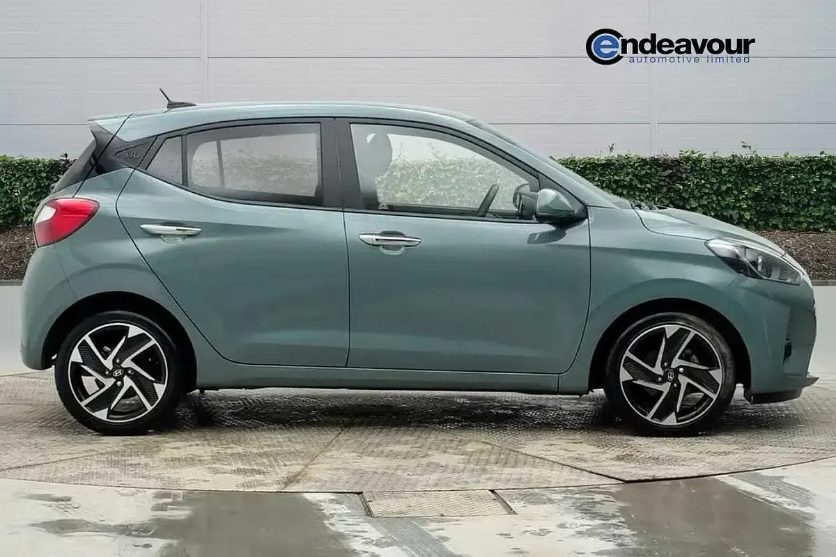 Used Hyundai i10 Premium 79 HP (58 kW) 2025 Green Hatchback