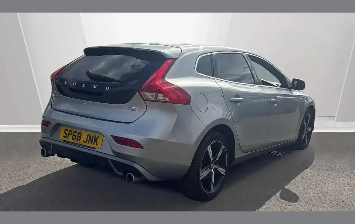 Begagnad Volvo V40 R-Design 121 HK (88 kW) 2018 Silver Halvkombi