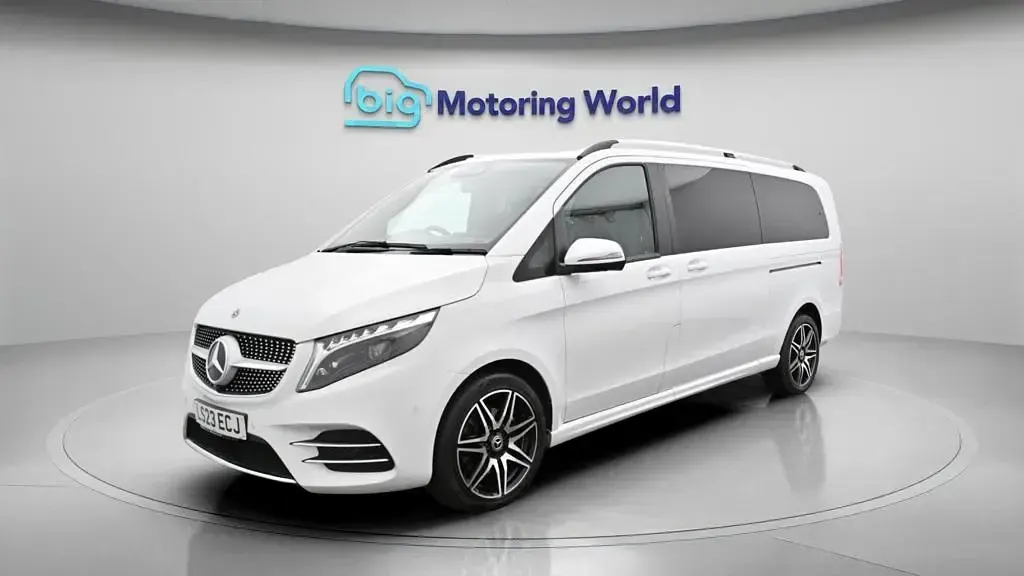 Used Mercedes V300 AMG line 237 HP (174 kW) 2023 White MPV
