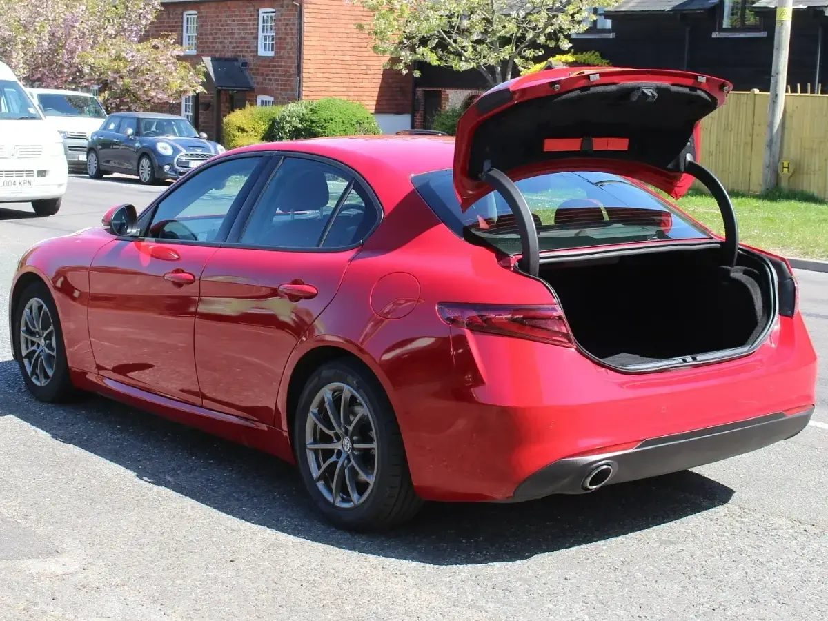Used Alfa Romeo Giulia Saloon Super 160 HP (117 kW) 2019 Red Sedan