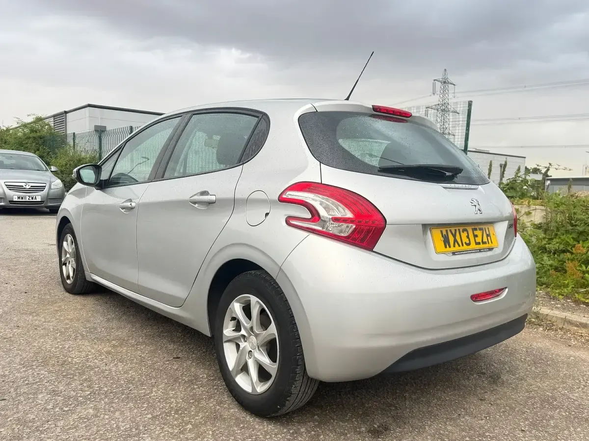 Used Peugeot 208 Active 70 HP (51 kW) 2013 Silver Hatchback