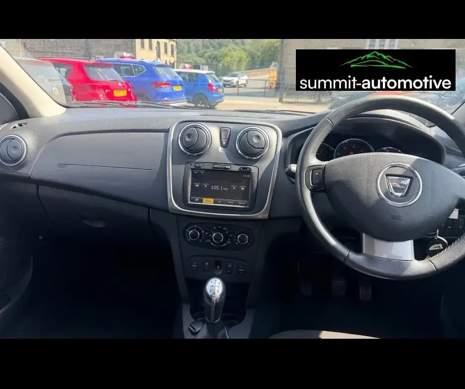 Used Dacia Sandero Lauréate 90 HP (66 kW) 2014 White Hatchback