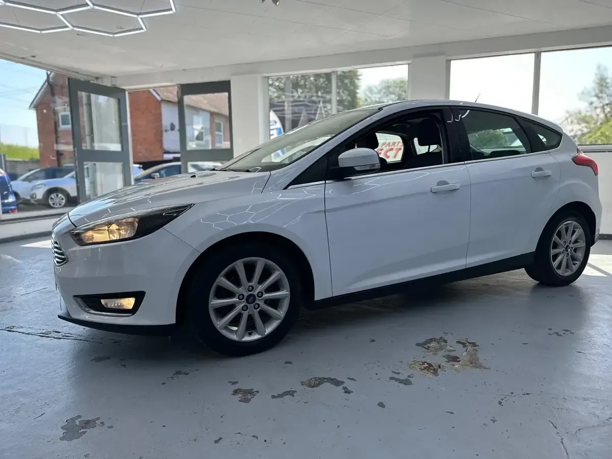 Used Ford Focus Titanium 125 HP (91 kW) 2017 White Hatchback