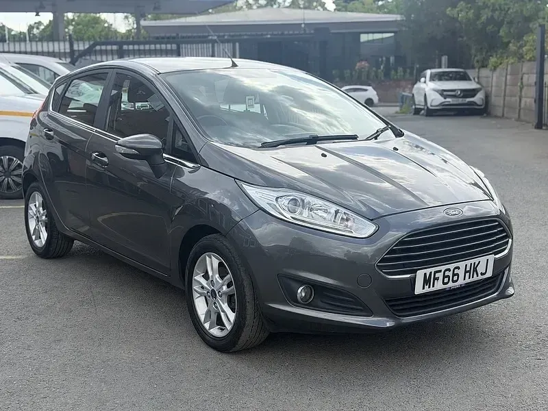 Begagnad Ford Fiesta Zetec 100 HK (73 kW) 2016 Grå Halvkombi