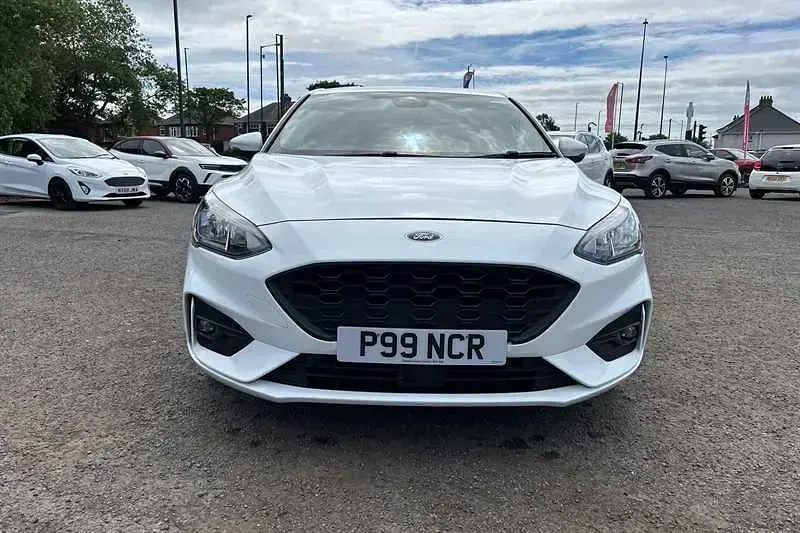 Used Ford Focus ST-Line 125 HP (91 kW) 2019 White Hatchback