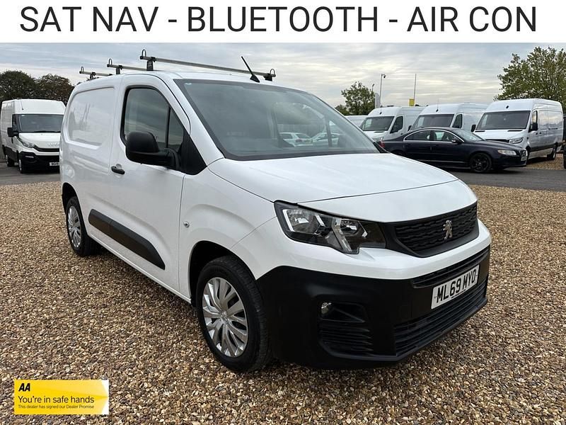 White Used 2019 Peugeot Partner MPV | £6,990 (Fair price) - Image 1/3