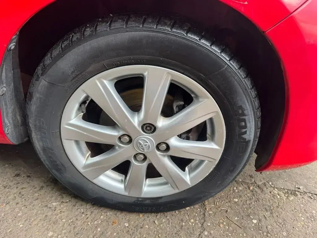 Used Toyota Yaris 99 HP (72 kW) 2013 Red Hatchback